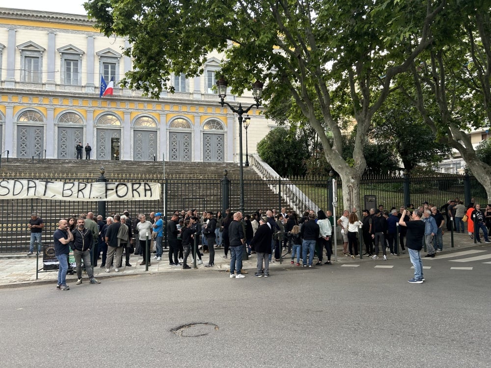 les gardes à vue des dix militants nationalistes se poursuivent à Paris