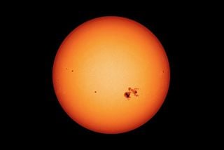 Une énorme tache solaire fonce vers la Terre… et se comporte de façon inattendue ! Que va-t-il se passer ? 