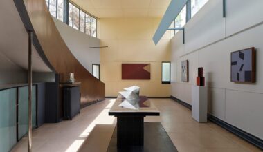 Vue de l’exposition “Aberto4 — Le Brésil après Le Corbusier”. De gauche à droite :  Sérgio de Camargo (sculpture), Mira Schendel (peinture), Aluísio Carvão (peinture), Lygia Pape (sculpture), Hélio Oiticica (peinture), Lygia Clark (sculpture)