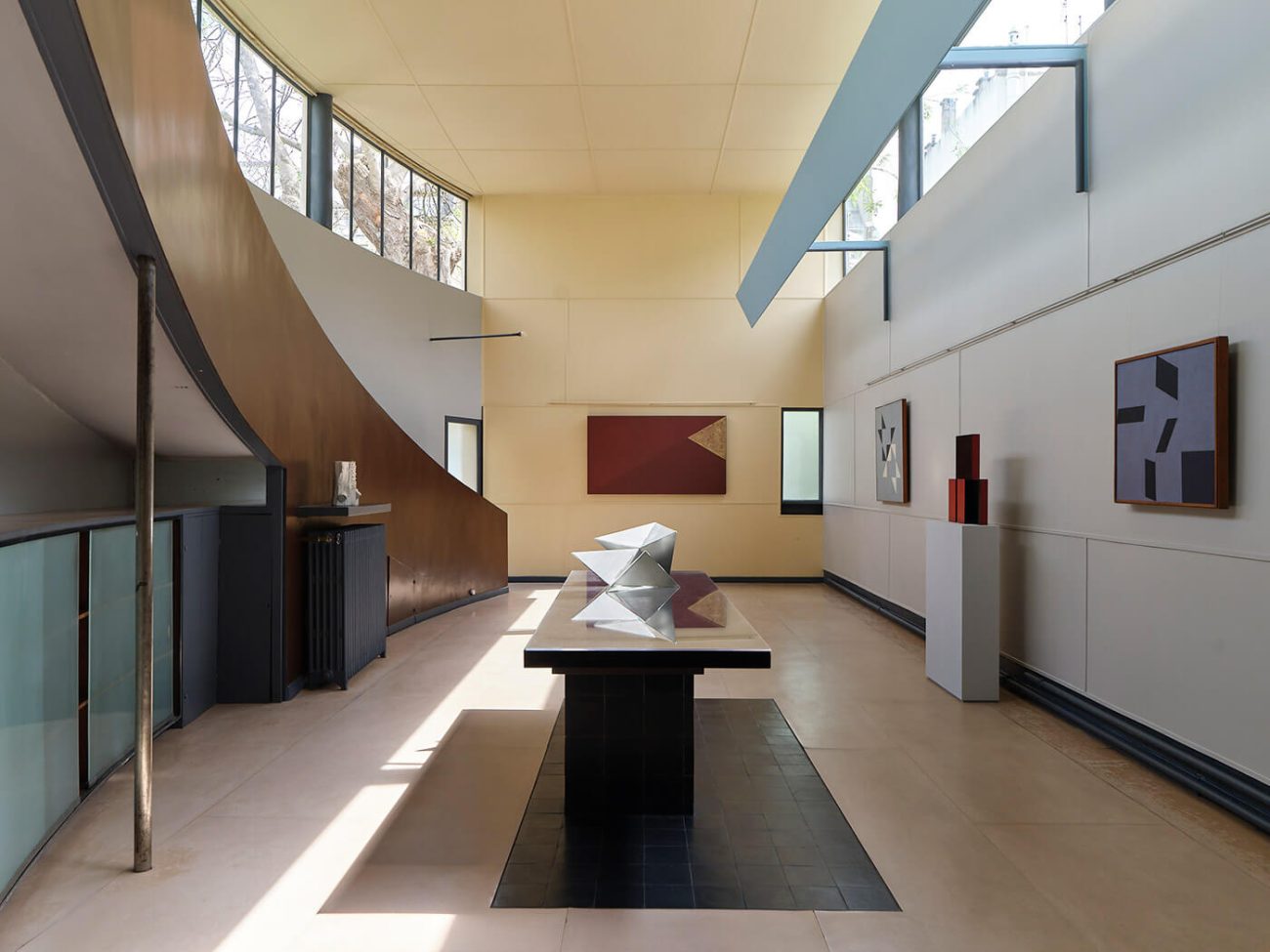 Vue de l’exposition “Aberto4 — Le Brésil après Le Corbusier”. De gauche à droite :  Sérgio de Camargo (sculpture), Mira Schendel (peinture), Aluísio Carvão (peinture), Lygia Pape (sculpture), Hélio Oiticica (peinture), Lygia Clark (sculpture)