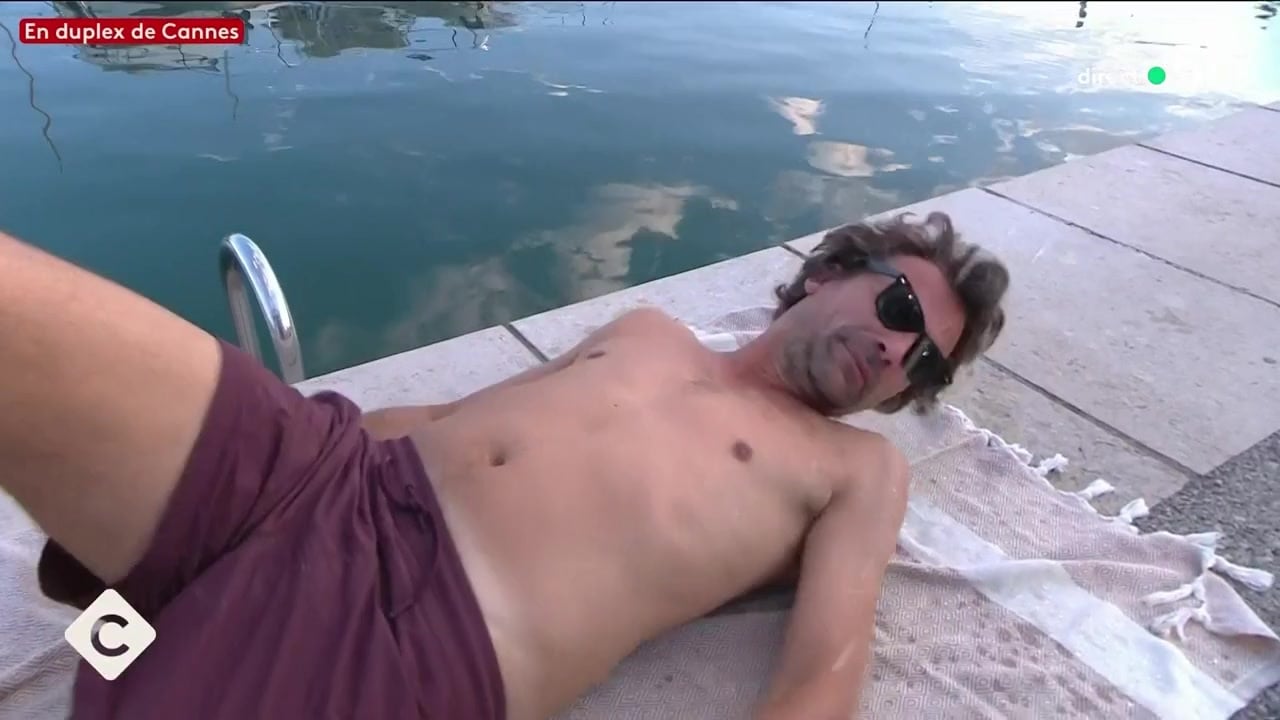 Bertrand Chameroy en maillot de bain dans C à Vous, il sollicite Patrick Cohen pour une séquence farfelue