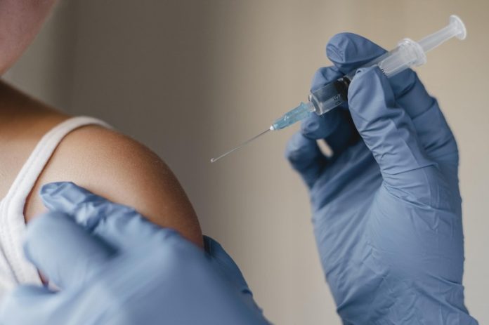 vaccination HPV adolescents couverture vaccinale faible en France Ma Santé Un adolescent qui se fait vacciner contre le HPV.