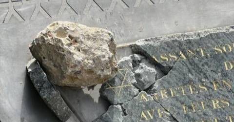 Une plaque en mémoire des enfants juifs déportés a été détériorée