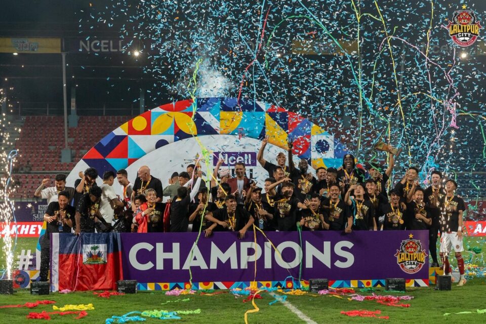 Le Lalitpur City Football Club célébrant son deuxième titre de champion du Népal.