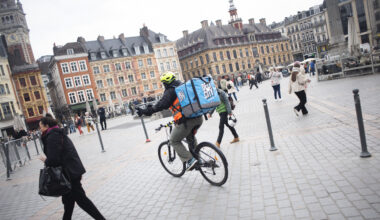 « Nous, livreurs sans papiers, sommes pris en étau entre les contrôles de police et les demandes de rentabilité d’UberEats et Deliveroo »