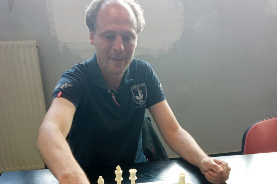 Vincent Colin enseigne les échecs dans le club qu'il a fondé à Rezé.
