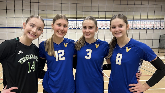 Quatre joueuses de volleyball.