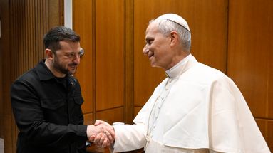 Le président ukrainien a serré la main du nouveau pape avant la messe inaugurale.