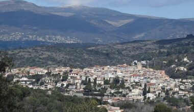 Près de Nice. Cette petite ville a été construite sur un volcan, son incroyable histoire