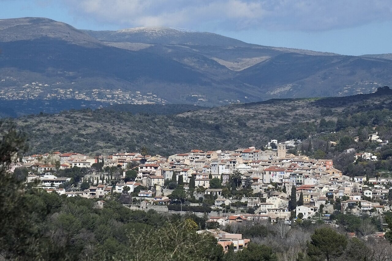 Près de Nice. Cette petite ville a été construite sur un volcan, son incroyable histoire