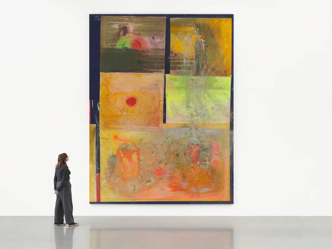 Vue de l’exposition consacrée à Frank Bowling à la Bourse de Commerce. Ici le collage Skid, mesurant 4,4 mètres de hauteur