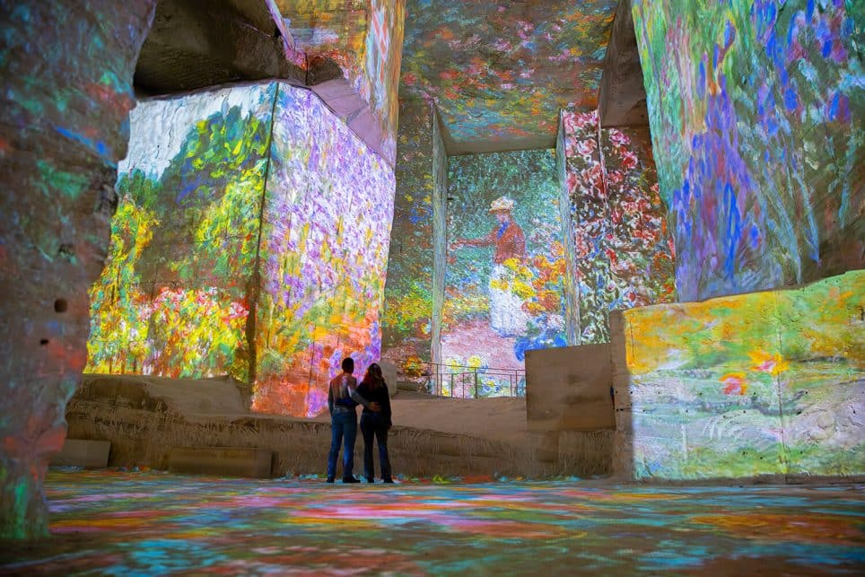 Vue de l’expérience immersive « Monet. Impression, Soleil Levant » aux Carrières des Lumières des Baux-de-Provence