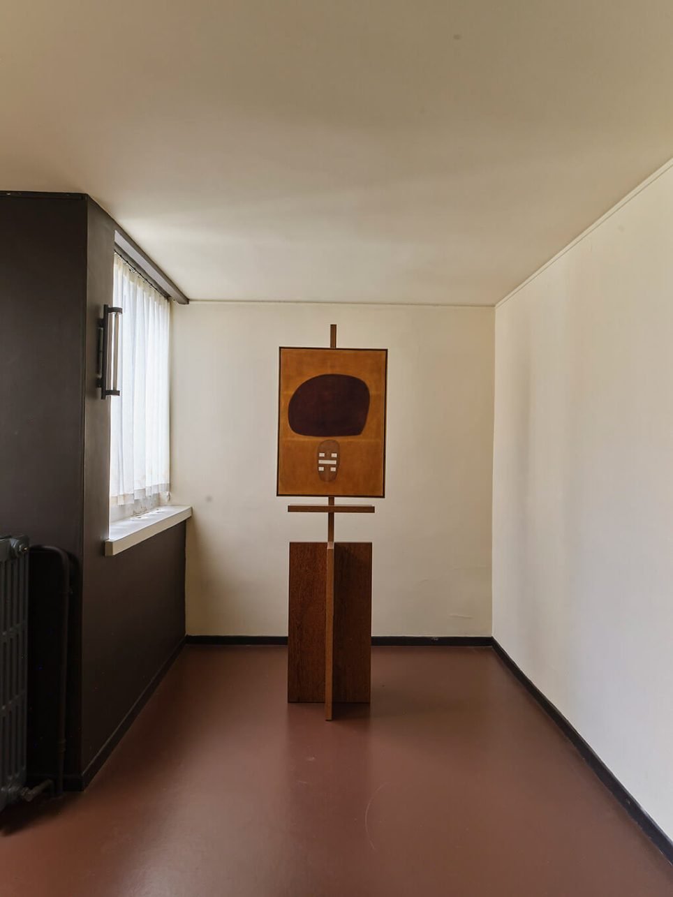 Vue de l’exposition « Aberto4 — Le Brésil après Le Corbusier », sculpture de Mira Schendel
