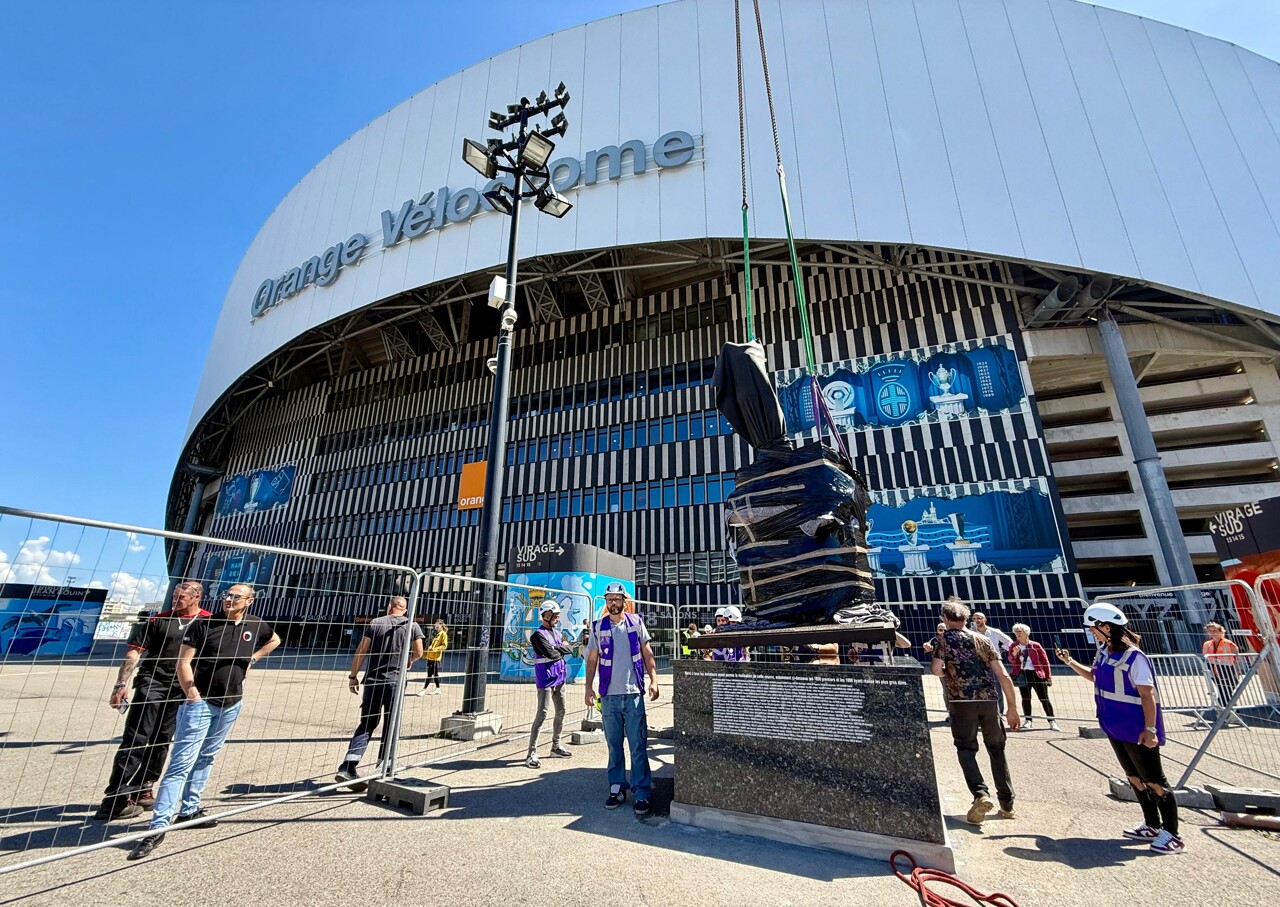 OM. La statue de Bernard Tapie au stade Vélodrome de Marseille : "un très grand moment"