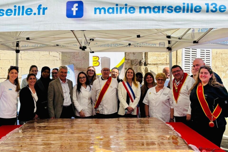 La plus grande fougasse sucrée du monde mesure 2,23 mètres de largeur et pèse 90 kilos.