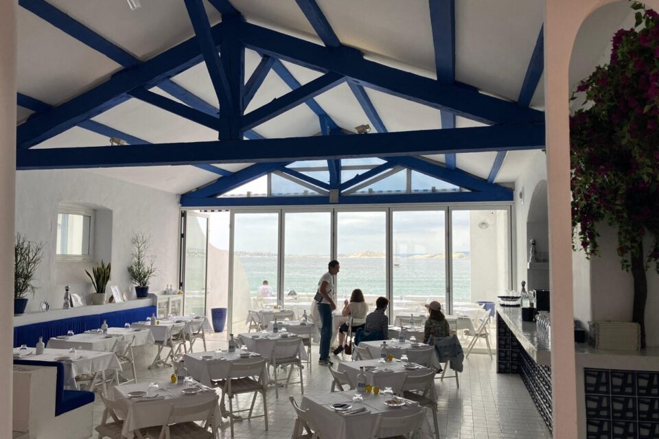 Le Santorin offre une vue époustouflante sur la Méditerranée.