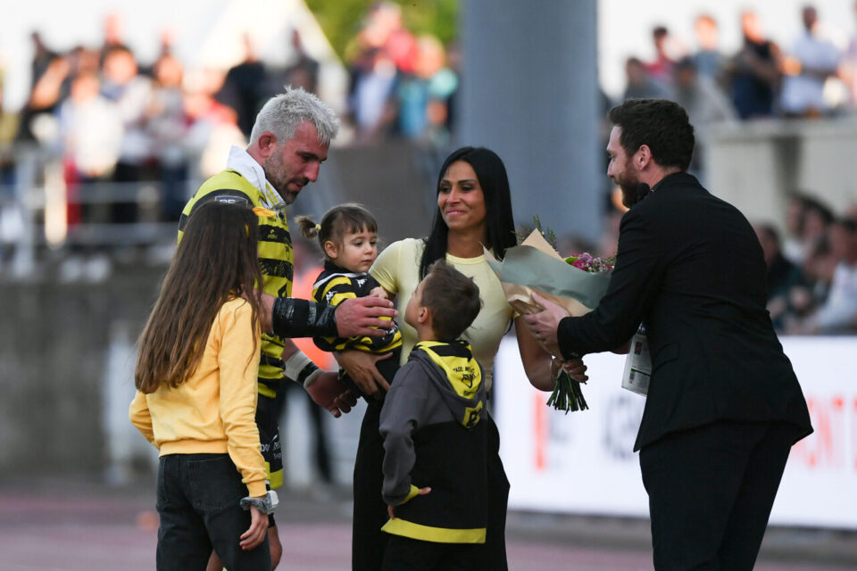 Yann Brethous, avec sa famille, honoré lors de son dernier derby disputé contre Dax.