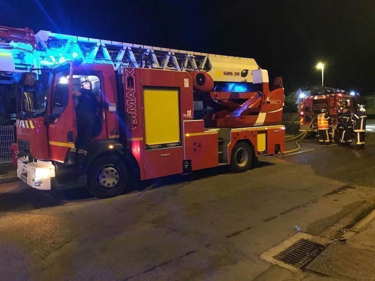 cinq véhicules détruits par un incendie dans une résidence, trente locataires évacués