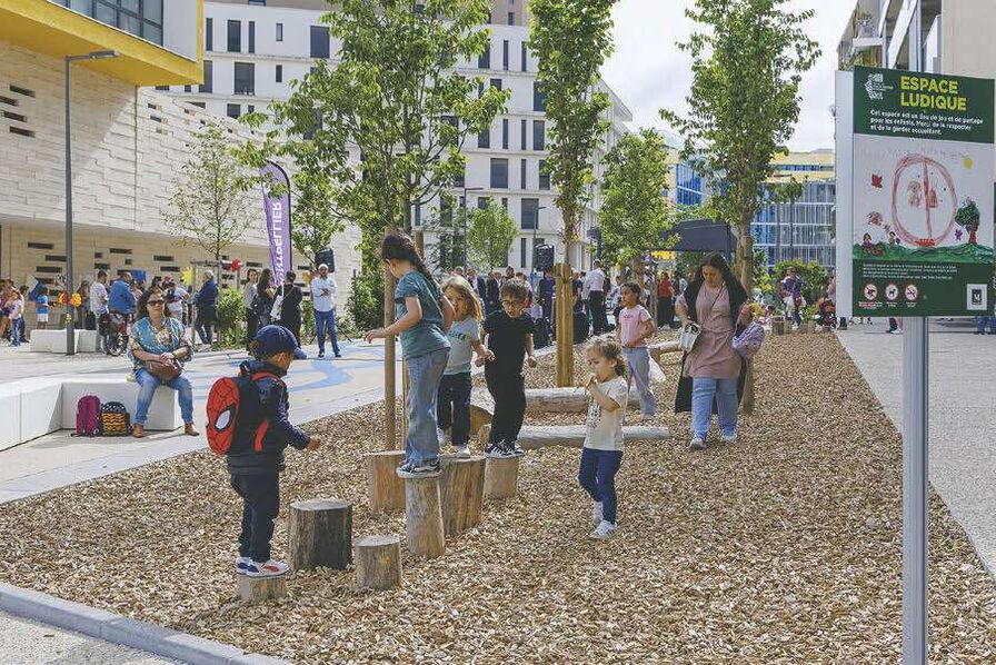 un parvis à hauteur d'enfants