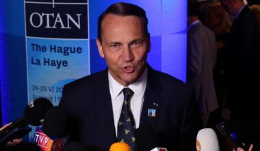 une course à l'armement pourrait entraîner la chute de Poutine, selon la Pologne