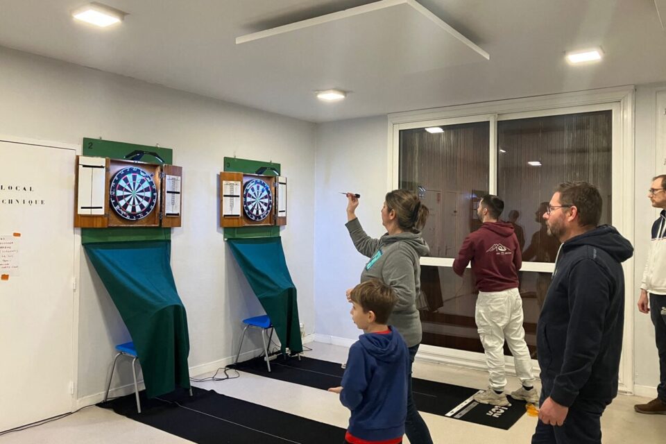 Chez les Darts de Boulogne, l'un des plus vieux clubs de France, les fléchettes se pratiquent de 7 à 77 ans.