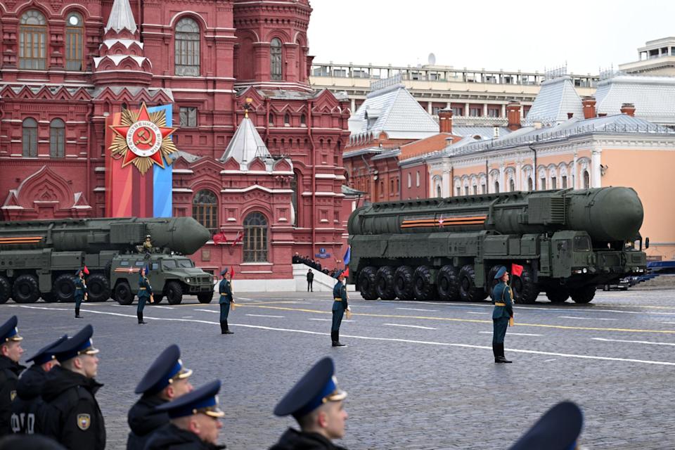 <span>Des systèmes de missiles balistiques intercontinentaux S-24 Yars roulent sur la Place Rouge lors du défilé militaire du Jour de la Victoire dans le centre de Moscou, le 9 mai 2024.</span><div><span>NATALIA KOLESNIKOVA </span><span>AFP</span></div>