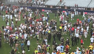 bagarres entre supporters de Grenoble et de Perpignan sur la pelouse à la fin du barrage