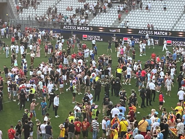 bagarres entre supporters de Grenoble et de Perpignan sur la pelouse à la fin du barrage