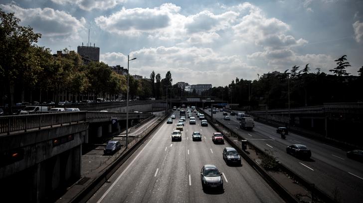 Chaleur, pollution et voitures ne font pas bon ménage en pleine canicule à Paris, ce lundi 30 juin 2025.