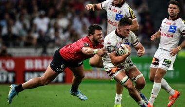Le joueur de Bordeaux-Bègles Marko Gazzotti (2e à partir de la droite) échappe au joueur de Toulon Facundo Isa (en rouge) lors de la demi-finale du championnat de France de rugby Top14 entre l