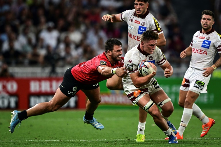 Le joueur de Bordeaux-Bègles Marko Gazzotti (2e à partir de la droite) échappe au joueur de Toulon Facundo Isa (en rouge) lors de la demi-finale du championnat de France de rugby Top14 entre l