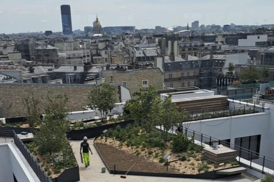 Le toit-terrasse offre une vue panoramique sur les monuments de Paris.