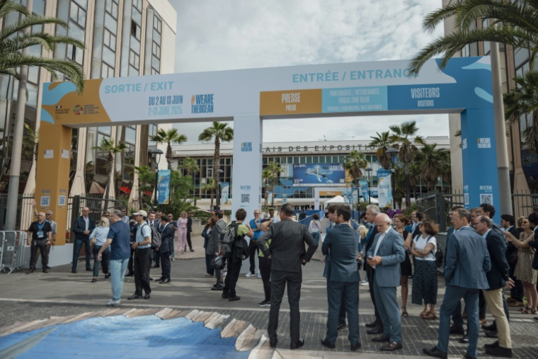 Des visiteurs à l'entrée de l'exposition "La baleine" présentée à l'occasion de la Conférence des Nations unies sur les océans au Parc des expositions de Nice, le 2 juin 2025 ( AFP / Frederic DIDES )