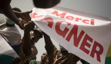(Photo archives) Des manifestants brandissent une banderole "Merci Wagner", en référence au groupe paramilitaire russe, lors d