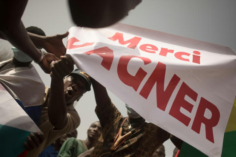 (Photo archives) Des manifestants brandissent une banderole "Merci Wagner", en référence au groupe paramilitaire russe, lors d