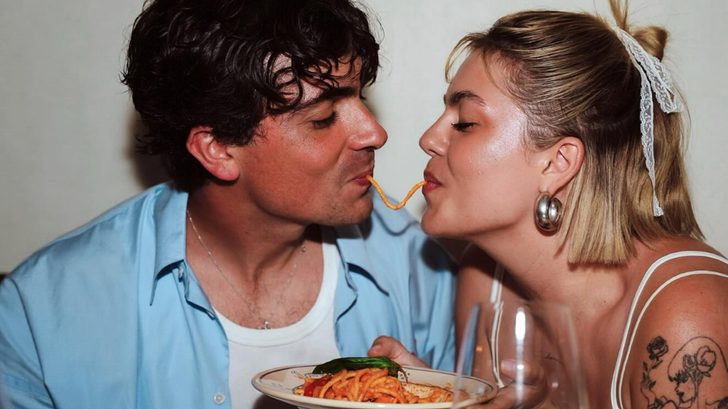 Le presque baiser de Louane et son futur mari, un joli clin d’œil à la scène iconique de « La Belle et le Clochard ».