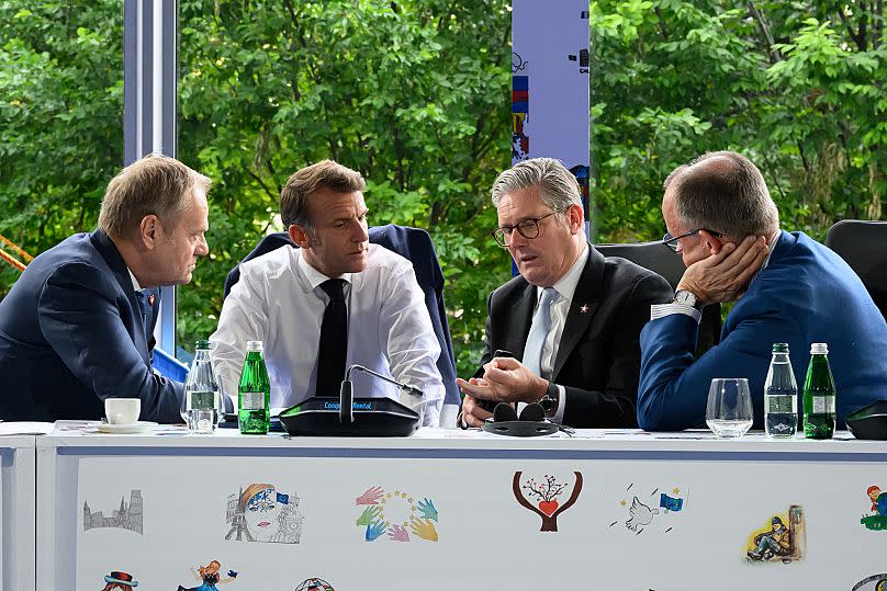 Le Premier ministre polonais Donald Tusk, Emmanuel Macron, le Premier ministre britannique Keir Starmer et le chancelier allemand Friedrich Merz à Tirana, le 16 mai 2025