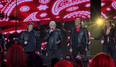 À Lille, Renaud crée l’évènement en rejoignant la boum des stars des années 1980 et 1990