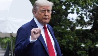 Aux Etats-Unis, nouvelle offensive anti-immigration et transphobe de Trump contre les villes “démocrates d’extrême gauche”