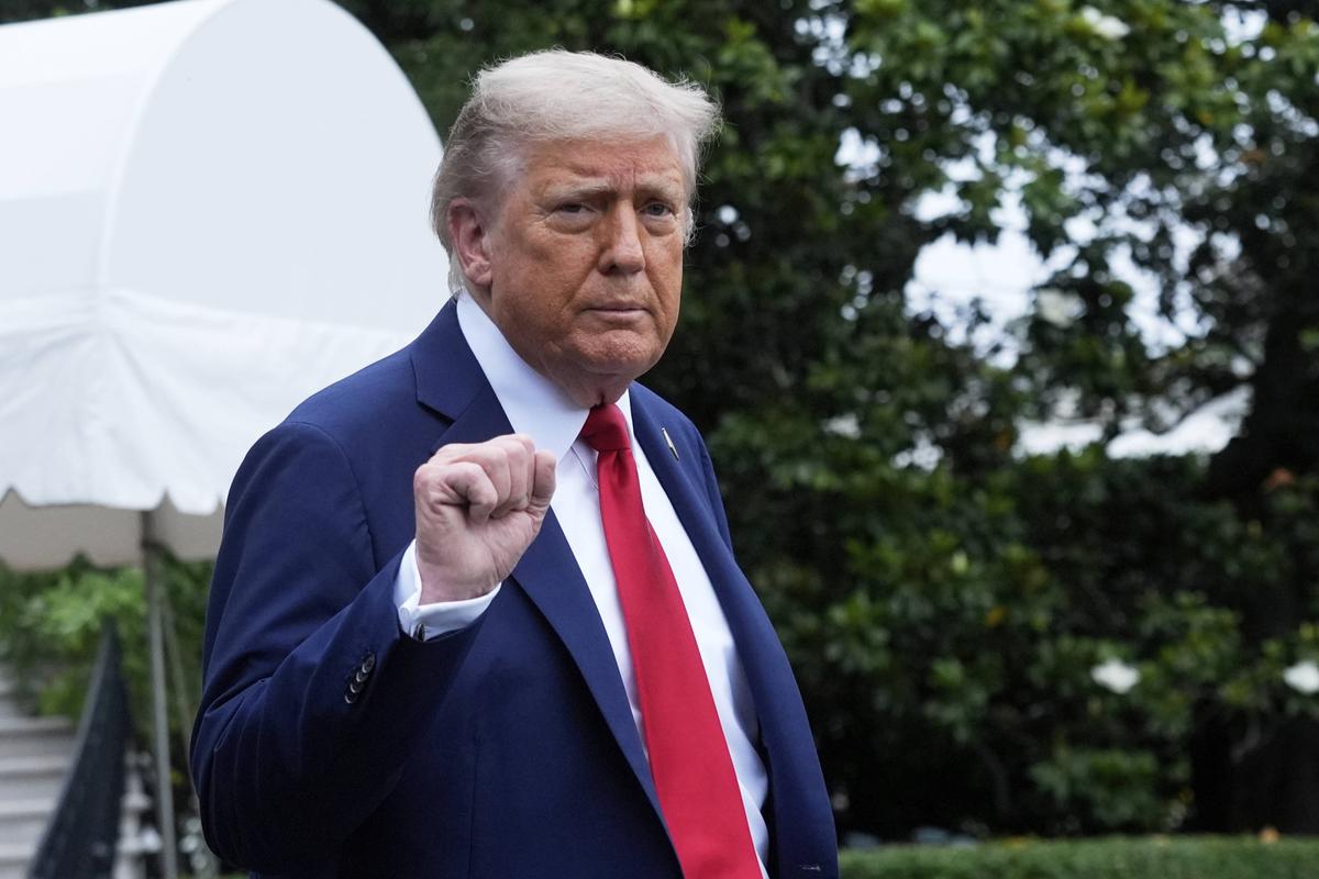 Aux Etats-Unis, nouvelle offensive anti-immigration et transphobe de Trump contre les villes “démocrates d’extrême gauche”