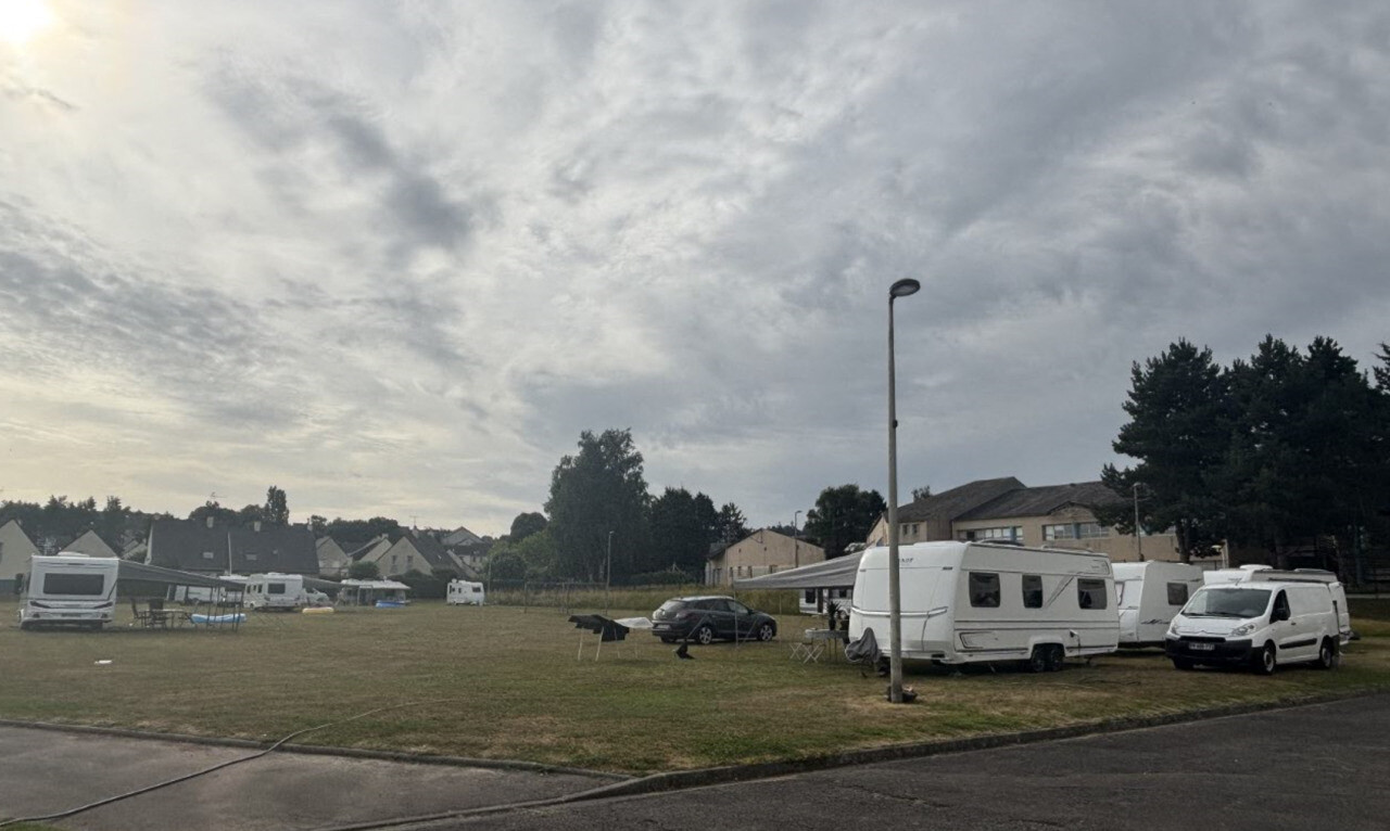 Arrivés de Rennes, une dizaine de caravanes de gens du voyage s’installent sur un stade de Vire Normandie