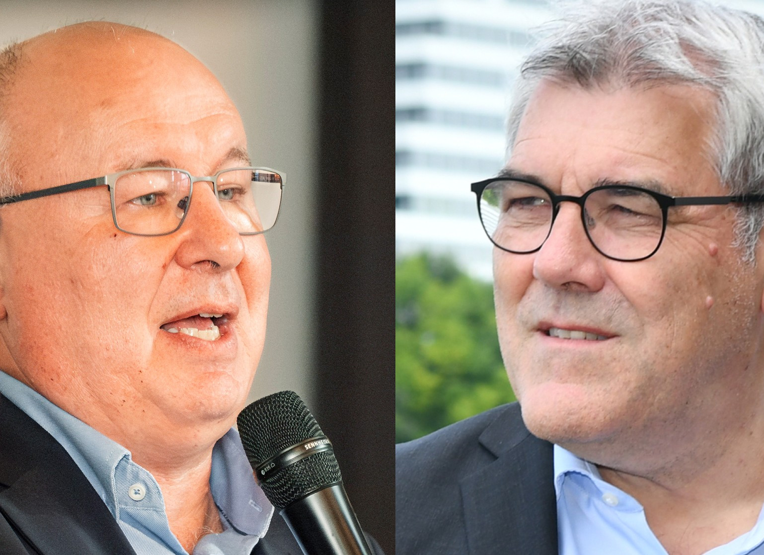 Deux hommes discutent, l’un tenant un micro, l’autre regardant au loin, tous deux portant des lunettes et des costumes.