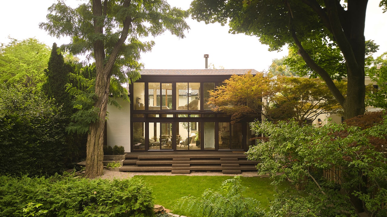 Une maison sur cour qui invite la nature à l’intérieur à Toronto