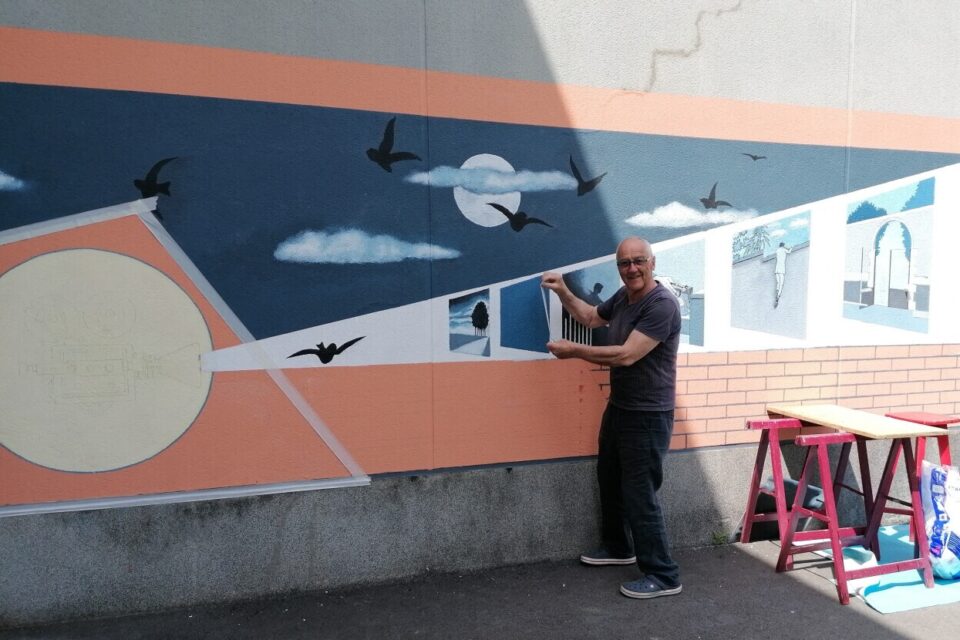 Gilbert Delaunay devant sa fresque  