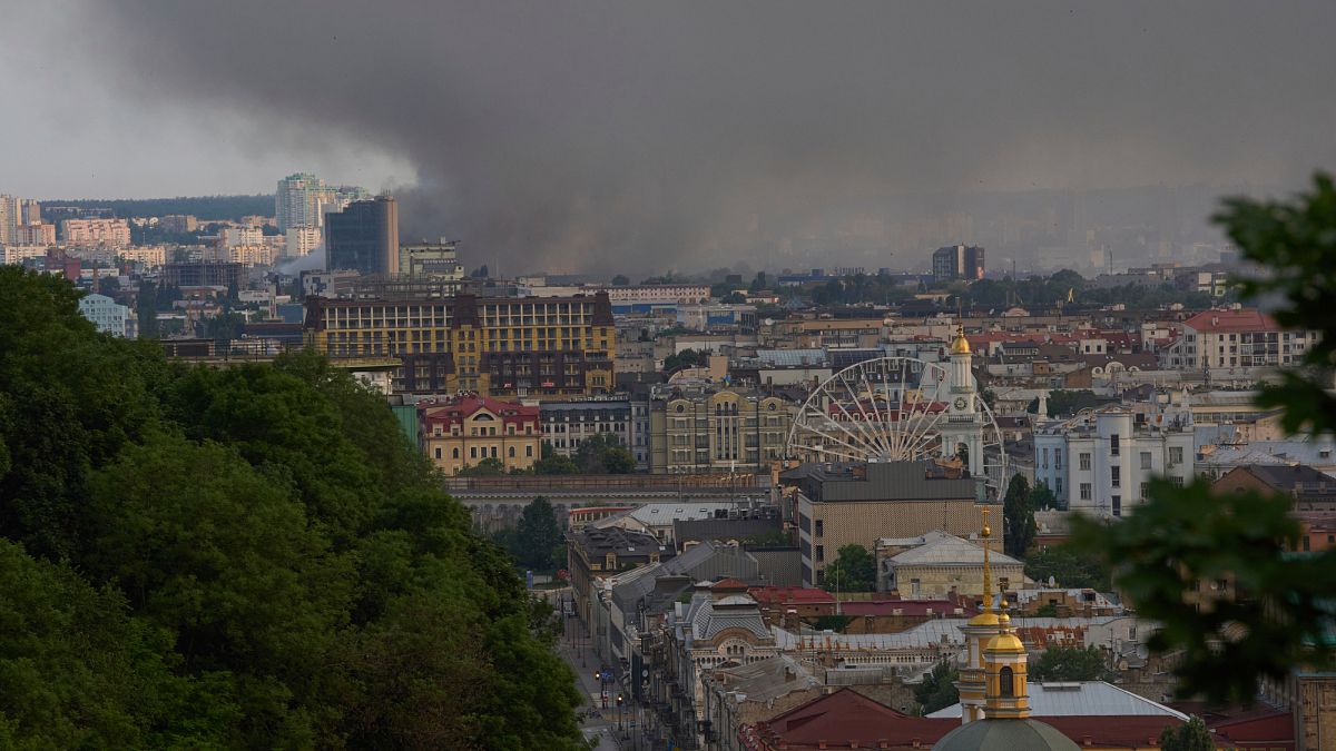 La Russie attaque des zones résidentielles à Kyiv et une maternité à Odessa