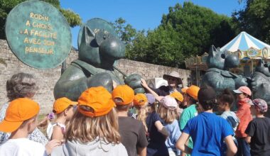 VIDÉO - Philippe Geluck à Guérande avec ses sculptures monumentales du Chat aux pieds des remparts