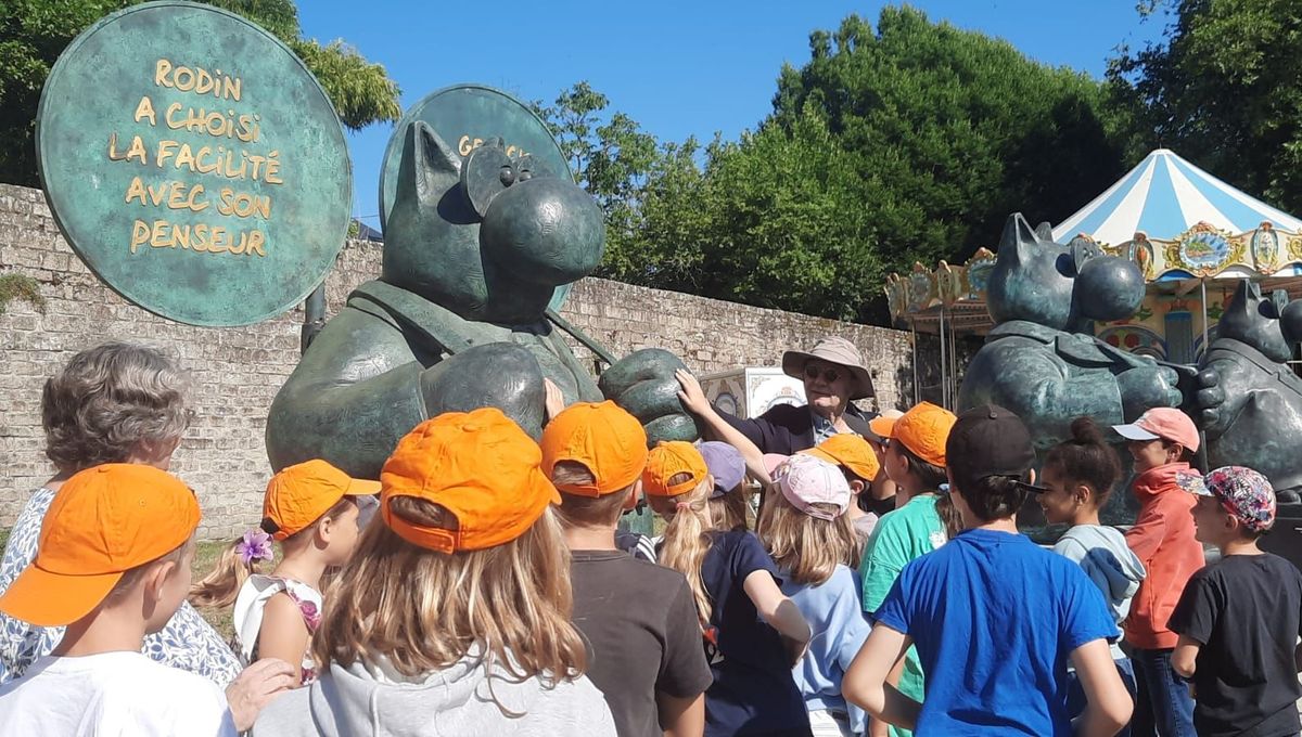 VIDÉO - Philippe Geluck à Guérande avec ses sculptures monumentales du Chat aux pieds des remparts