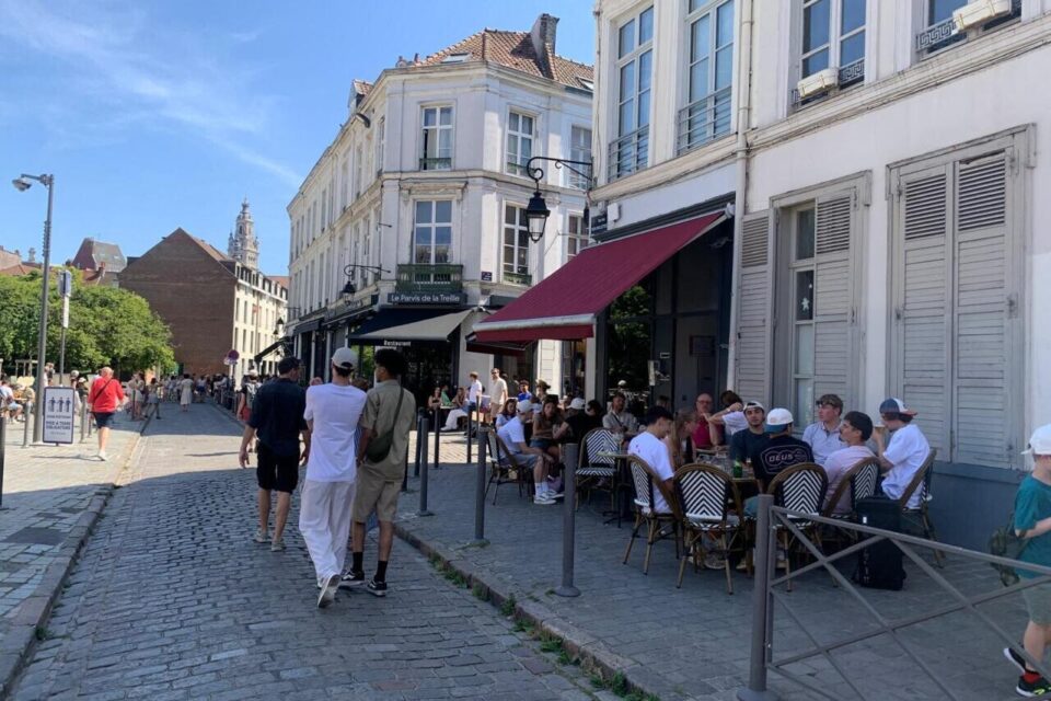 Au pied de la Treille, les terrasses ombragées étaient plus prisées que celles en plein soleil... Et pour cause, il fait 34°C à Lille !