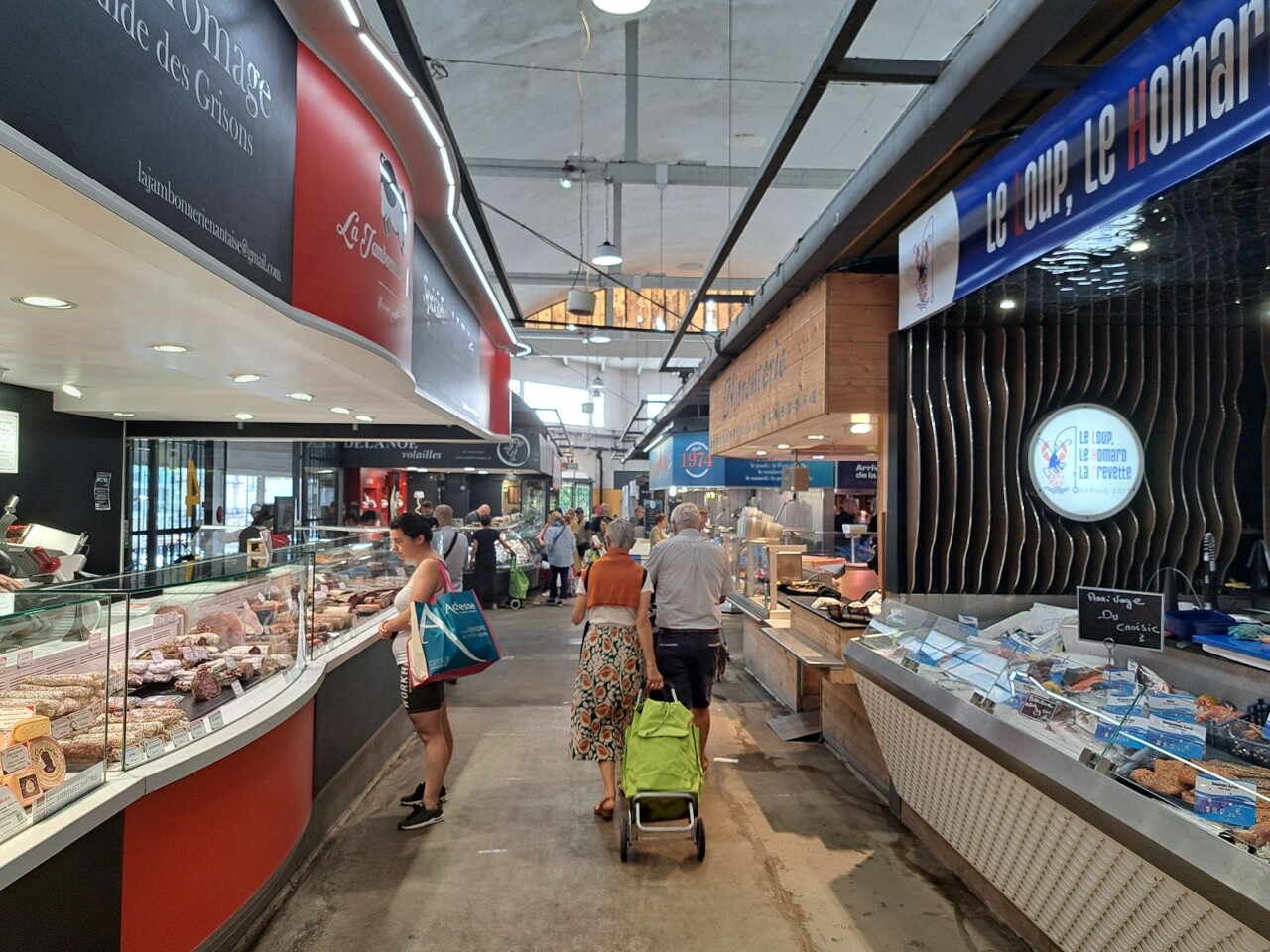 il s'exhibe et "se frotte" contre des commerçantes au marché de Talensac
