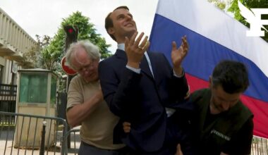 Les images de la statue de cire de Macron installée devant l’ambassade de Russie après son vol au Musée Grévin
